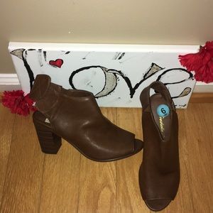 NWT Chunky heel bootie